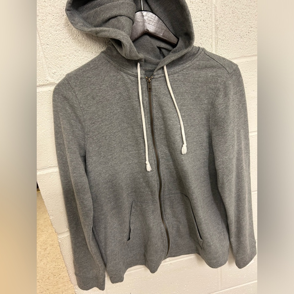 Universal threads good co. This is a medium hoodie no flaws. Pockets drawstring